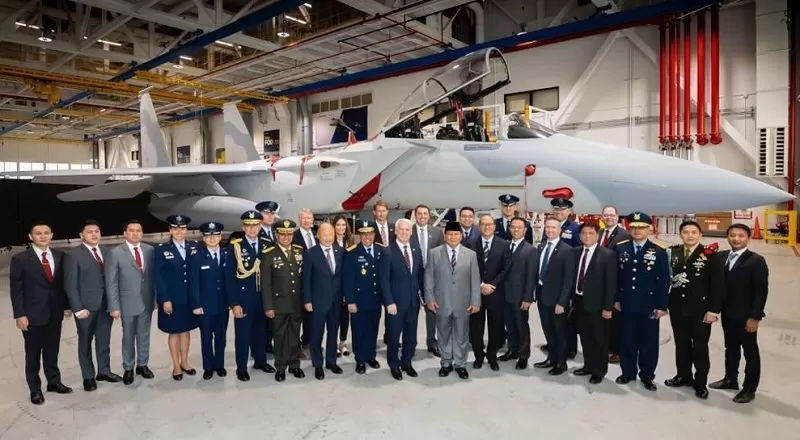 Menhan Prabowo Subianto bersama pejabat Kemhan AS di kantor The Boeing Company, usai penandatangan MoU pembelian pesawat tempur F-15EX.  (FOTO: Dok. Kemhan)