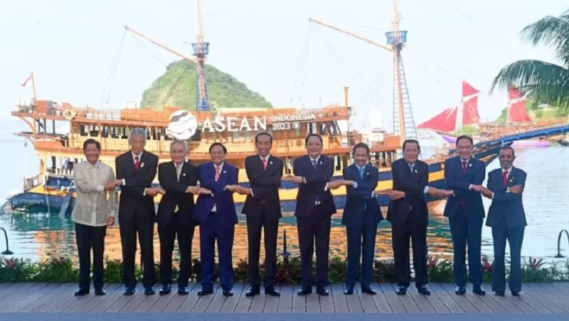 Presiden Jokowi berfoto bersama para pemimpin ASEAN di Hotel Meruorah, Labuan Bajo, Kabupaten Manggarai Barat, NTT, Rabu (10/5/2023).  (FOTO: BPMI Setpres/Muchlis Jr.)