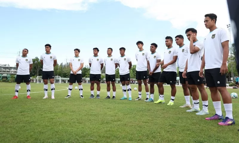 Pemain Timnas Indonesia tengah mendapat arahan soal taktik jelang lawab Thailand di semifinal Piala AFF U-23.  (FOTO: Dok. PSSI)