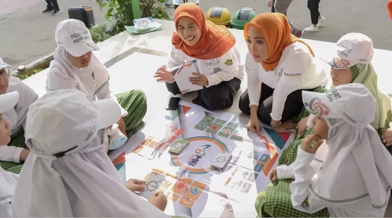 Penasihat DWP Kemenag Eny Retno Yaqut (ketiga dari kanan) bermain MB Junior bersama siswa MIN 4 Pondok Pinang, Jumat (26/8/2023).  (FOTO: Dok. Kemenag)