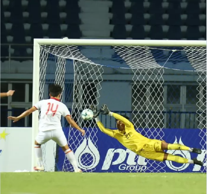 Ernando menyelamatkan gawang Timnas Garuda. (Foto: @TimnasIndonesia)