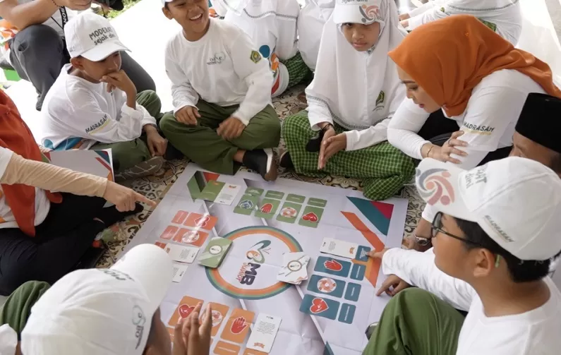 Sejumlah siswa bermain MB Junior rancangan Kemenag untuk kampanye moderasi beragama sejak dini.  (FOTO: Dok. Kemenag)