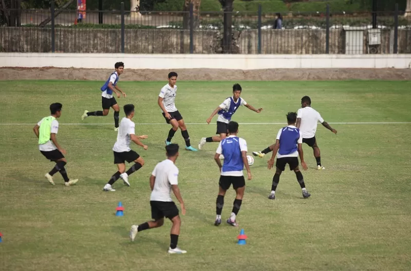 Jelang lawan Korea Selatan, Timnas Indonesia U-17 terus digenjot latihan passing dan strategi.   (FOTO: Dok PSSI)