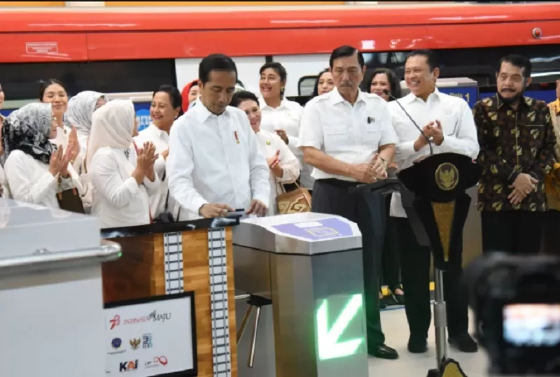 Presiden Jokowi melakukan tap-in kartu elektronik sebagai tanda peresmian LRT Terintegrasi Jabodebek, Senin (28/8/2023), di Stasiun LRT Cawang, Jakarta.  (FOTO: Humas Setkab/Rahmat)