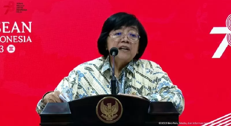 Menteri LHK Siti Nurbaya Bakar, ungkap penyebab polusi udara di Jabodetabek.  (FOTO: Tangkap layar YouTube Setpres)