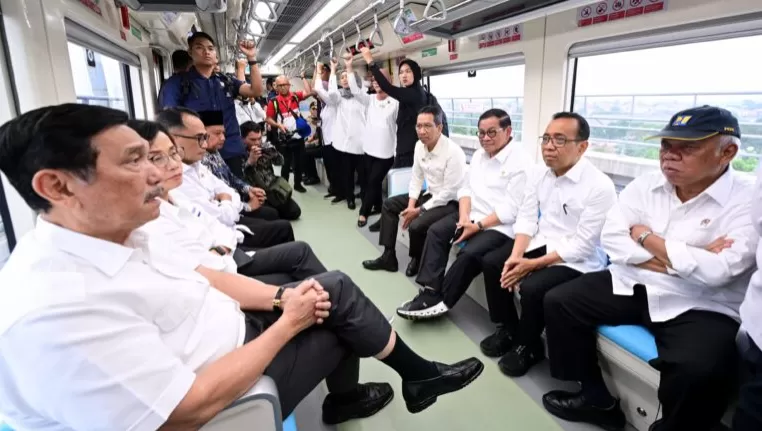 Menko Marves Luhut B Pandjaitan (kiri) bercerita kepada sesama menteri soal Pembangunan LRT Jabodebek, saat berada dalam gerbong kereta, Senin (28/8/2023).   (FOTO: BPMI Setpres/Muchlis Jr)