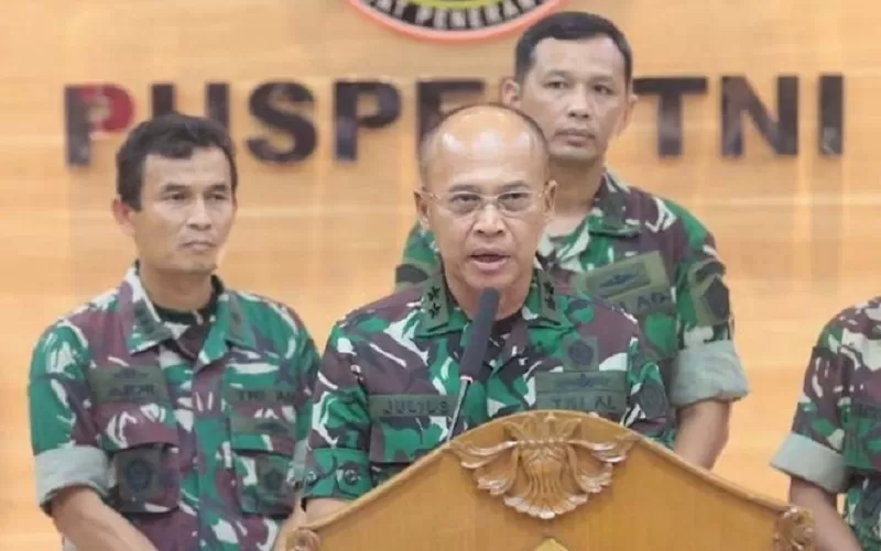 Kapuspen TNI Laksda TNI Julius Widjojono, memastikan oknum Paspampres dan dua anggota TNI penganiaya pemuda Aceh hingga tewas dipecat.  (FOTO: Dok. TNI)