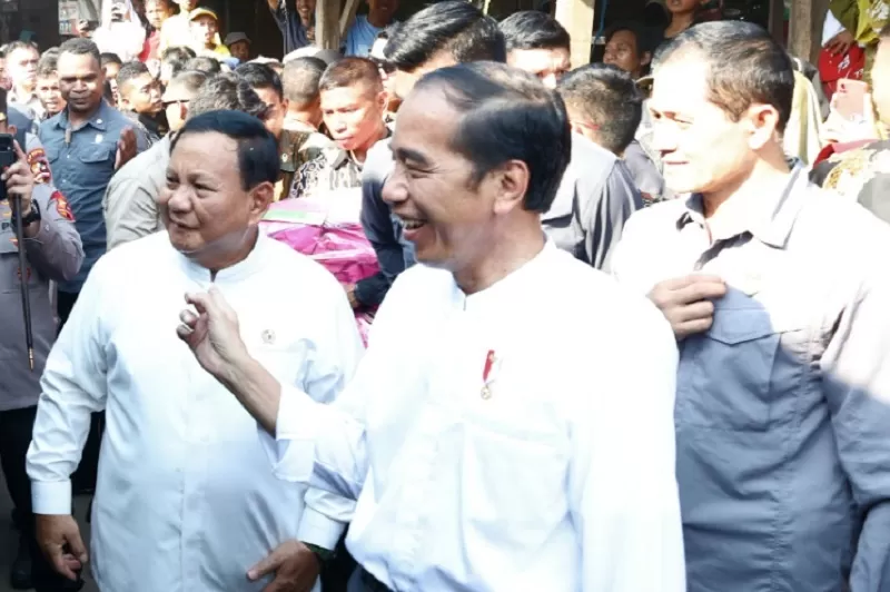 Presiden Jokowi didampingi Menhan Prabowo Subianto, saat mengunjungi Pasar pasar tradisional Grogolan, Pekalongan, Selasa (29/8/2023).  (FOTO: Biro Humas Setjen Kemhan)