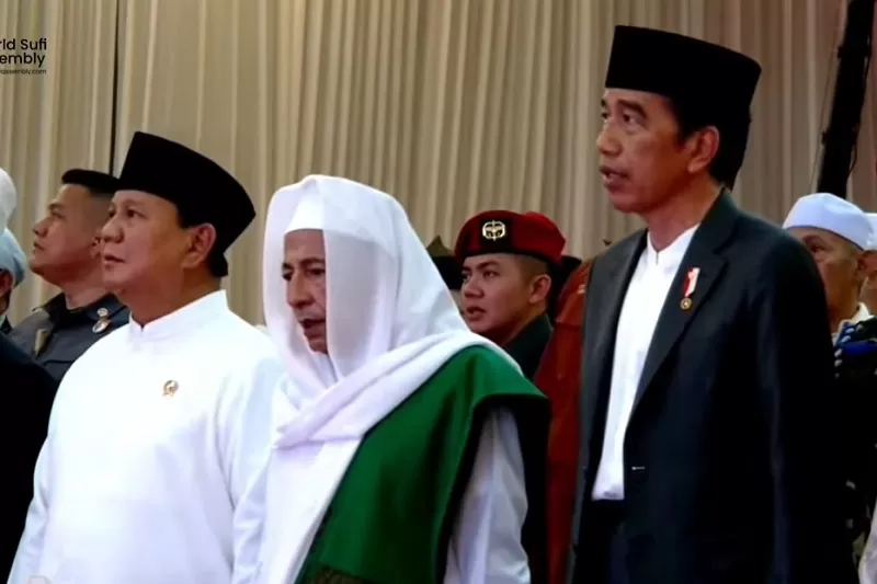 Prabowo Subianto, bersama Habib Lutfi dan Presdien Jokowi, di pembukaan Muktamar Sufi Internasional 2023 di Pekalongan.  (FOTO: Tangkap layar YouTube World Sufi Assembly)