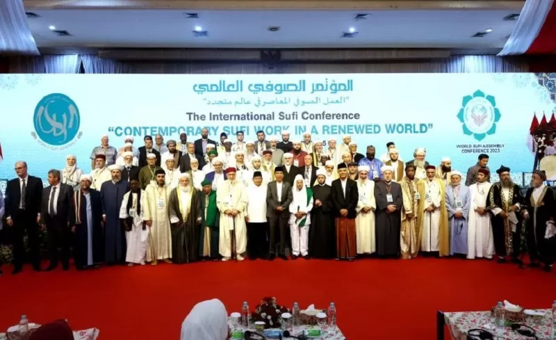 Presiden Jokowi (tengah) berfoto bersama usai membuka Muktamar Sufi Internasional Tahun 2023, di Pekalongan, pada Selasa (29/8/2023).  (FOTO: Biro Humas Setjen Kemhan)