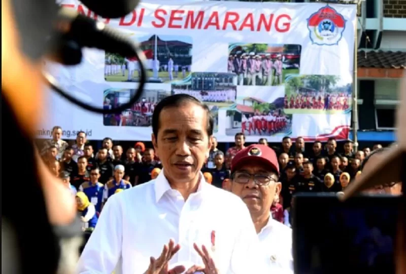 Presiden Jokowi bicara soal polusi udara, usai meninjau SMKN Jateng, di Kota Semarang, Rabu (30/8/2023).   (FOTO: BPMI Setpres/Rusman)