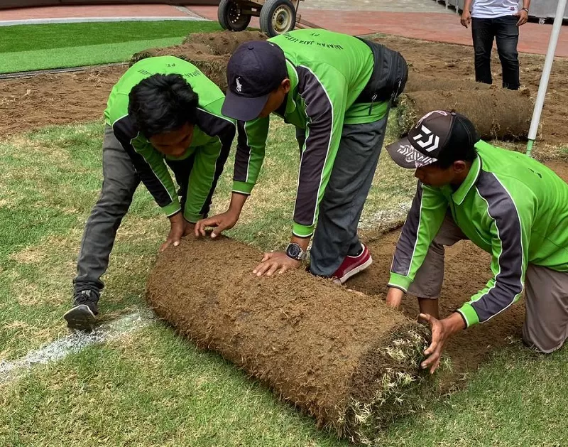 Proses pembongkaran rumput JIS sesuai rekomendasi FIFA, jelang Piala Piala Dunia U-17 di Indonesia.  (FOTO: Dok. Jakpro)