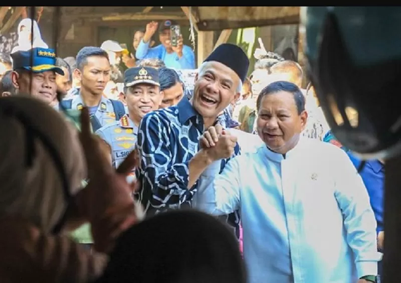 Momen keakraban bakal capres Prabowo Subianto dan Ganjar Pranowo di Pekalongan.  (FOTO: Tangkap video)