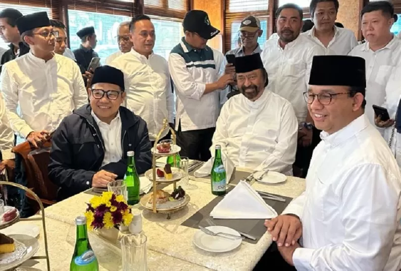 Anies Baswedan, Muhaimin Iskandar atau Cak Imin bersama Ketum NasDem, Surya Paloh, sebelum acara delarasi psangan capres-cawapres di Surabaya, Sabtu (2/9/2023).  (FOTO: Tim Media PKB)