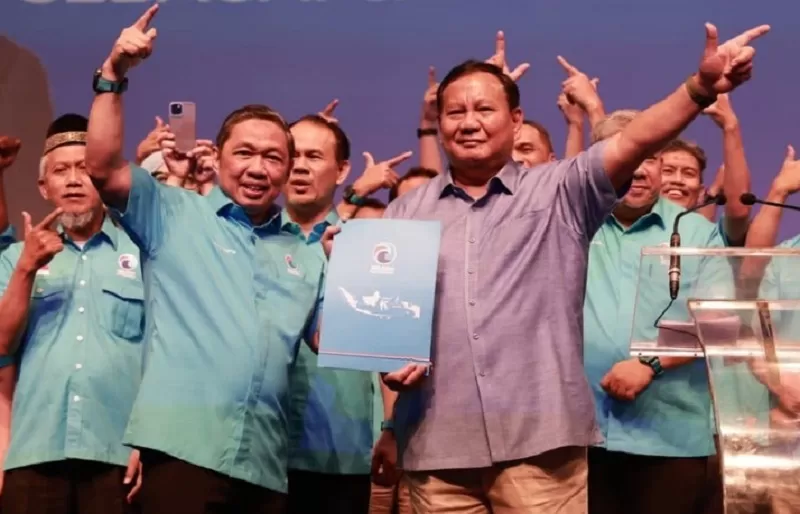 Ketum Gelora Anis Matta dan bakal capres Prabowo Subianto, dalam deklarasi dukungan di di The Djakarta Theather, Jakarta, Sabtu (2/9/2023).    (FOTO:Instagram @prabowo)