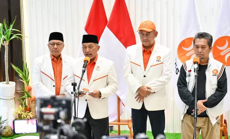 Presiden PKS Ahmad Syaikhu, dalam jumpa pers, Sabtu (2/9/2023), menyikapi hengkangnya Partai Demokrat dari KPP dan tidak lagi dukung capres Anies Baswedan. ( FOTO: Dok. PKS)