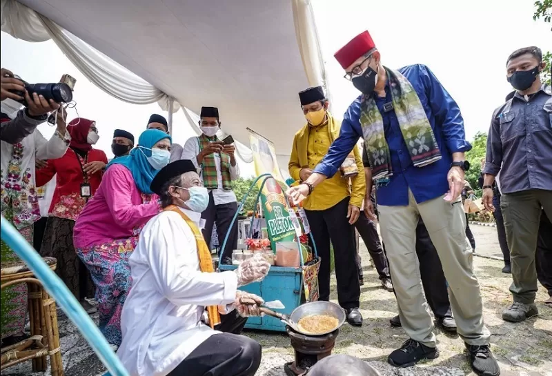 Menparekraf Sandiaga Uno. Jajanan khas Jakarta Kerak Telor, salah satu kuliner yang direkomendasikan untuk&nbsp;dicicipi oleh delegasi KTT ASEAN.  (FOTO : Dok. Kemenparekraf)