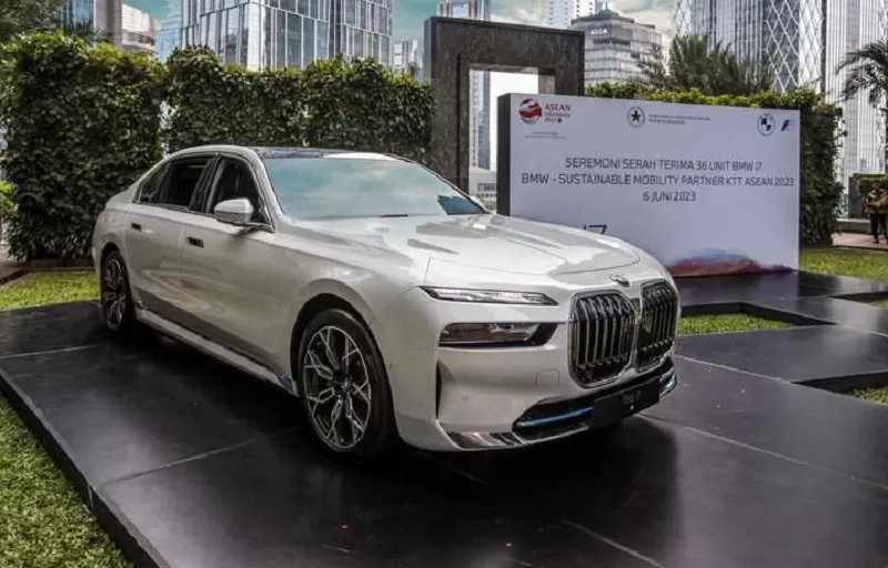 Mobil listrik mewah BMW i7 xDrive60 Gran Lusso siap dampingi pemimpin Negara di KTT Ke-43 ASEAN di Jakarta.  (FOTO: Dok. BMW Indonesia)