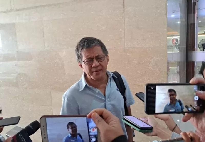 Pengamat politik Rocky Gerung, saat tiba di Bareskrim Polri, Rabu (6/9/2023).  (FOTO: PMJ/Fajar)