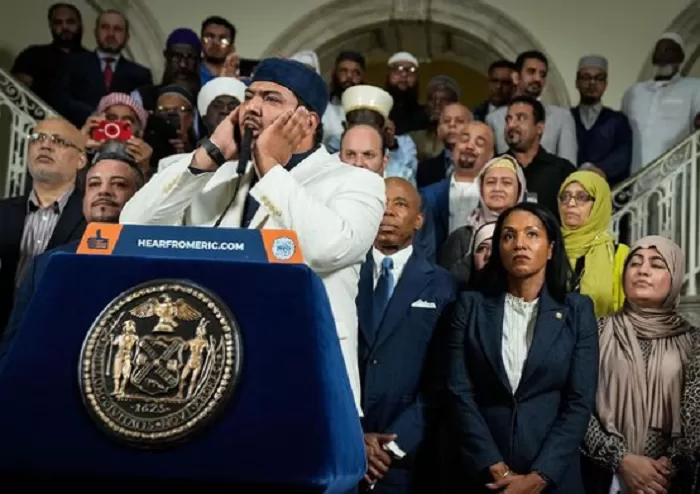 Abdallah Salem mengumandangkan adzan di Balai Kota New York.  (Foto: Instagram @nycmayor)