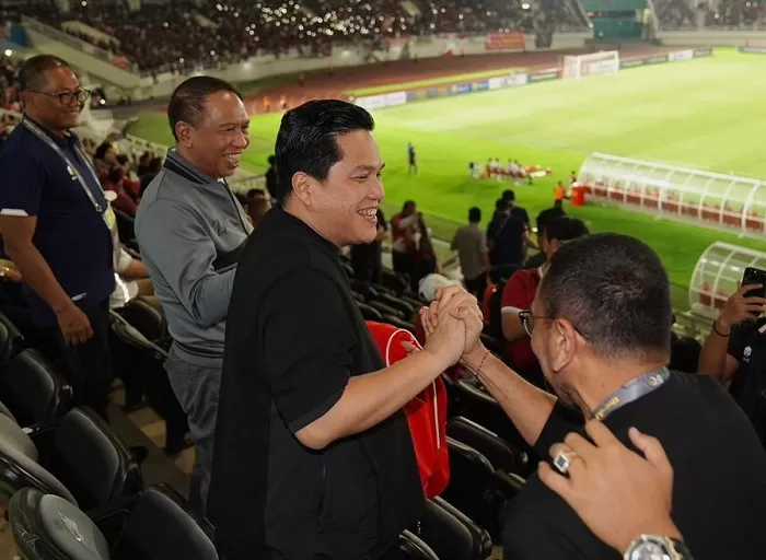 Ketum PSSI, Erick Thohir sedang menyaksikan pertandingan Timnas Indonesia U-23. (Foto: Dok. PSSI)