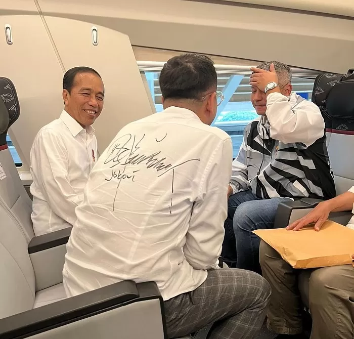 Jokowi bersama para selebriti tanah air menjajal kereta cepat Jakarta-Bandung. (Foto: Instagram @raffinagita1717)