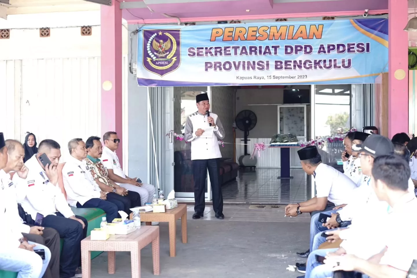 Wagub Bengkulu, Rosjonsyah, saat meresmikan Gedung DPD Apdesi Bengkulu.  (Foto: Dona Tun Te)