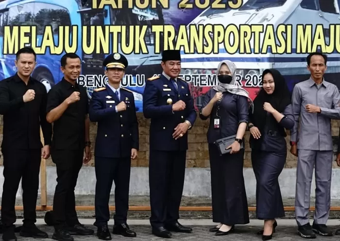 Wagub Bengkulu, Rosjonsyah (tengah) berfoto bersama dalam momen peringatan Harhubnas 2023.  (Foto: Kiriman Dona Tun Te)