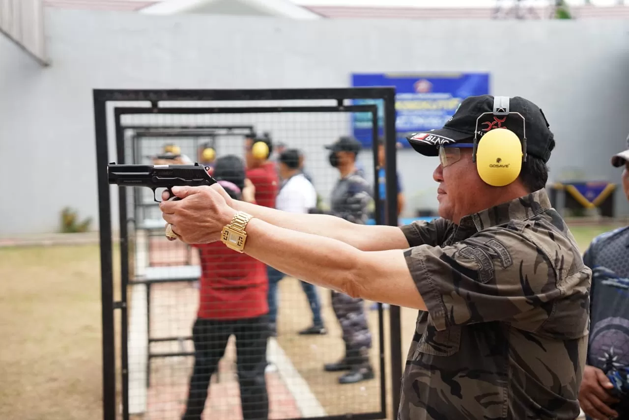 Wagub Bengkulu, Rosjonsyah meraih juara I Lomba Menembak Eksekutif. (Foto: Dona Tun Te)