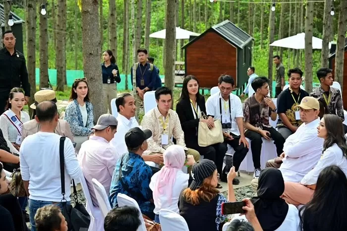 Joko Widodo bersama para artis dan penggiat seni. (Foto: Instagram @jokowi)