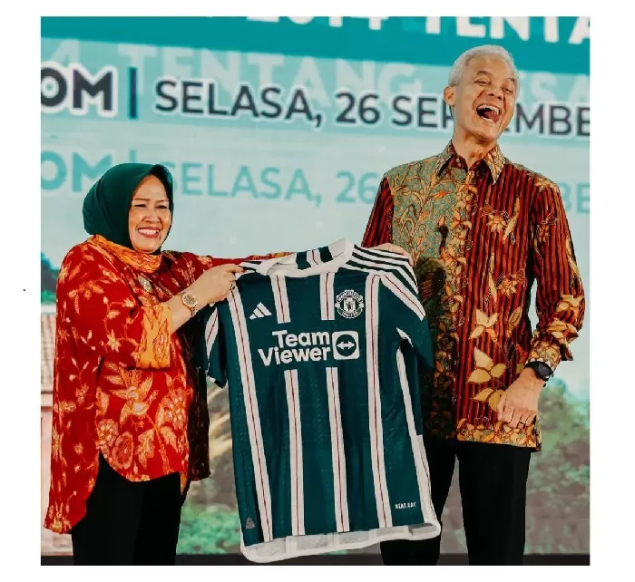 Ganjar Pranowo menerima Jersey. (Foto: Instagram @ganjar_pranowo)