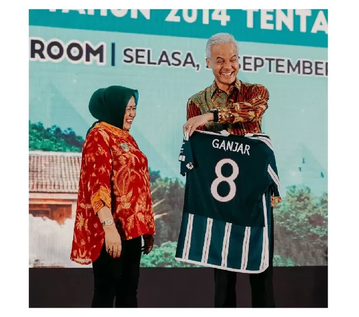 Ganjar menerima jersey pada acara Rakernas DPP Papdesi.  (Foto: Instagram @ganjar_pranowo)