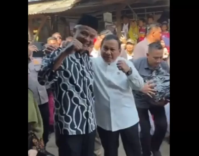 Momen Ganjar Pranowo dan Prabowo Subianto mendampingi Presiden Joko Widodo di Pasar Pekalongan. (Foto: Twitter/X @ganjarpranowo)