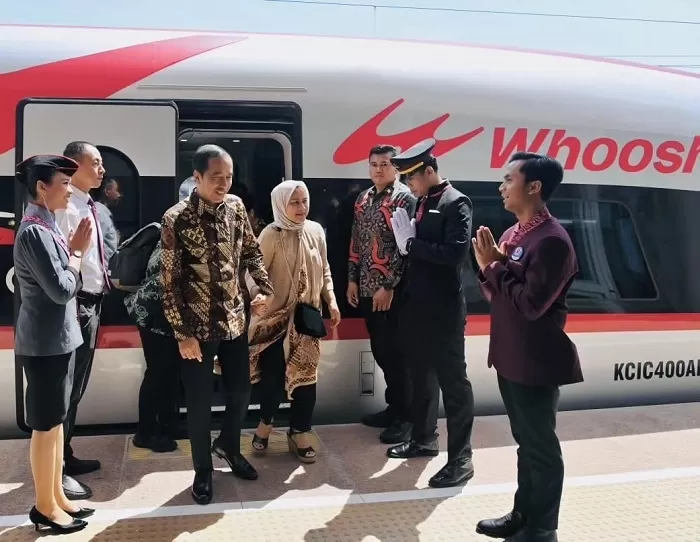 Naik kereta cepat WHOOSH menuju Stasiun Padalarang, Kabupaten Bandung Barat bersama Ibu Negara seusai peresmian KCJB. (Foto: Instagram @jokowi)