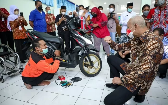 Ganjar Pranowo saat meninjau pelatihan mekanik untuk disabilitas oleh Pemprov Jateng, beberapa Waktu lalu. (Foto: Dok. Humas Pemprov Jateng)