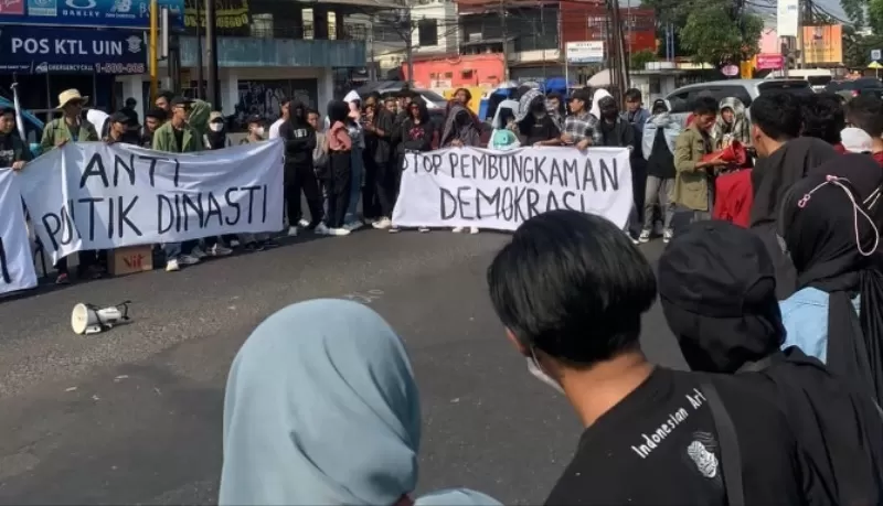 Mahasiswa Yogyakarta menolak dinasti politik dengan menggelar aksi demonstrasi, Jumat (6/10/2023). Sindir Presiden Jokowi.    (FOTO: Dok. Istimewa)