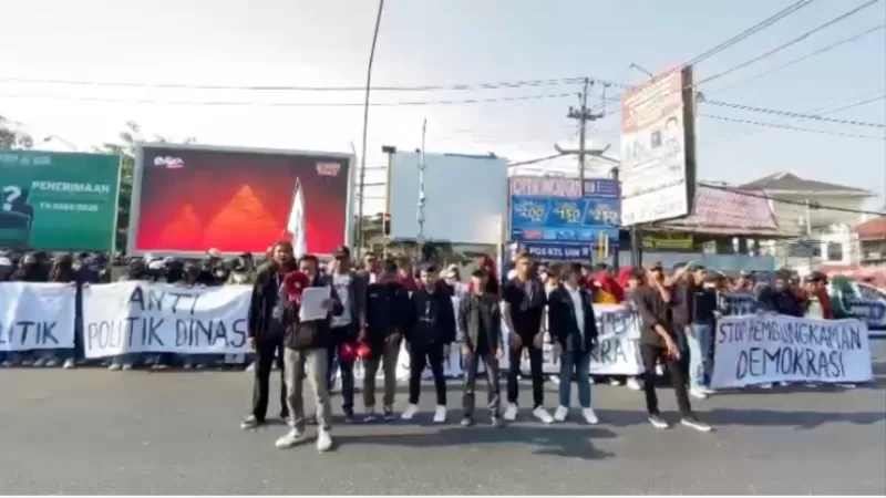 Aliansi Mahasiswa dan Masyarakat Yogyakarta, demo di pertigaan kampus UIN Sunan Kalijaga, Jumat (6/10/2023).  (FOTO: Dok. Istimewa)