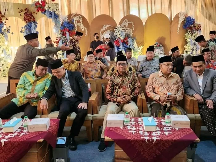 Acara pernikahan putra Ketua Majelis Syariah PPP, KH Mustofa Aqil Siraj, di pesantren KHAS, Kempek, Cirebon, Jawa Barat. (Foto: Dok. Romahurmuziy)