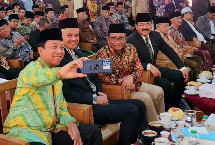 Acara pernikahan putra Ketua Majelis Syariah PPP, KH Mustofa Aqil Siraj, di pesantren KHAS, Kempek, Cirebon, Jabar. (Foto: Dok. Romahurmuziy)