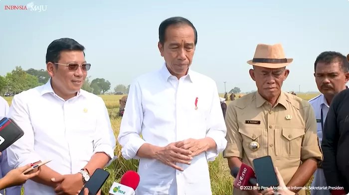 Jokowi bersama Plt Menteri Pertanian menghadiri acara Panen Raya di Subang, Jawa Barat. (Foto: Youtube @SekretariatPresiden)