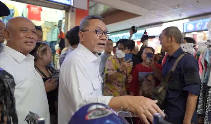 Mendag Zulkifli Hasan di pasar Tanah Abang. (Foto: Tangkap layar YouTube Kementerian Perdagangan)