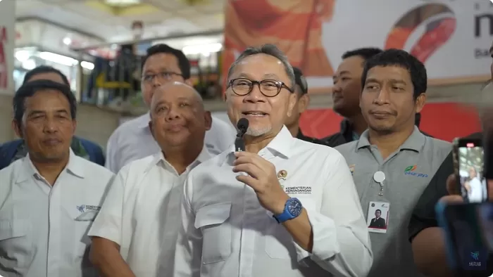 Mendag Zulkifli Hasan di pasar Tanah Abang.  (Foto: Tangkap layar YouTube Kementerian Perdagangan)