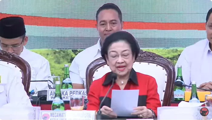 Megawati Soekarnoputri menunjuk Mahfud MD sebagai Cawapres pendamping Ganjar Pranowo. (Foto: Tangkap layar YouTube PDI Perjuangan)