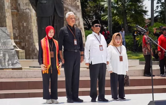 Ganjar Pranowo bersama istri dan Mahfud MD bersama istri. (Foto: Dok. Mahfud MD)