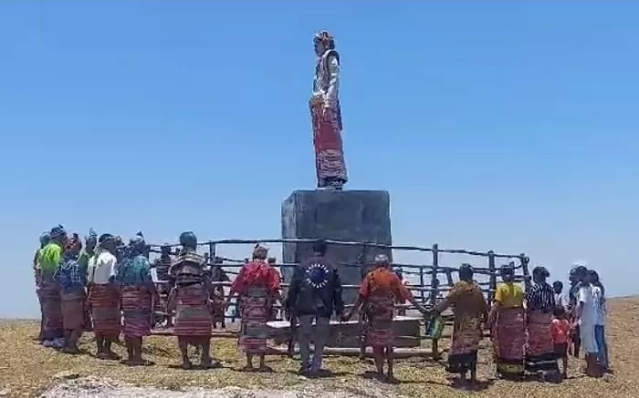 Warga adat NTT menggelar ritual adat di Puncak Gunung Sunu. (Foto: Istimewa)