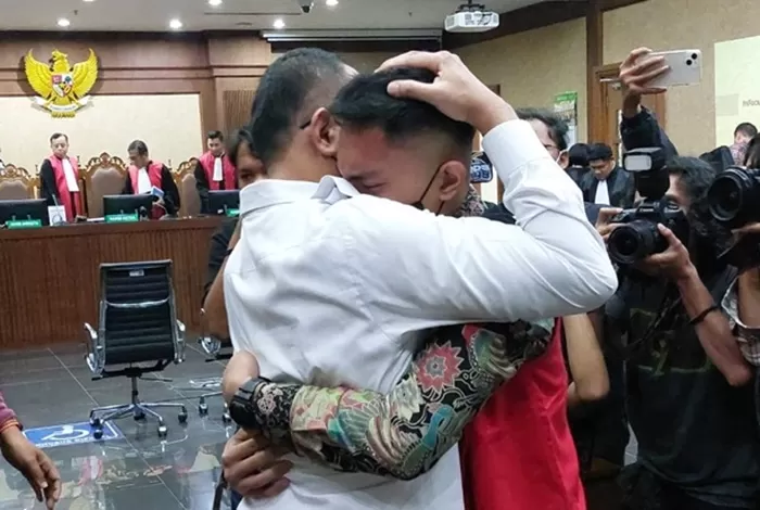 Momen pertemuan Rafael Alun Trisambodo dan Mario Dandy Satriyo. (Foto: PMJNEWS)