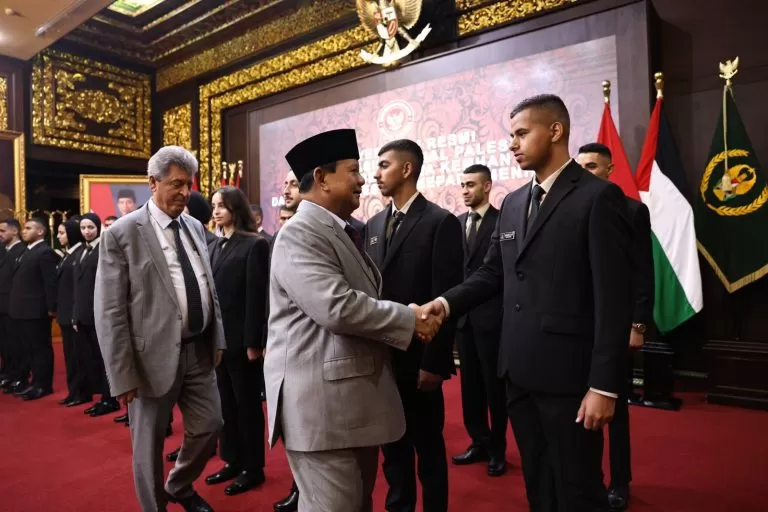 Prabowo Subianto terima 22 mahasiswa penerima beasiswa Unhan. (Foto: Website kemhan.go.id)