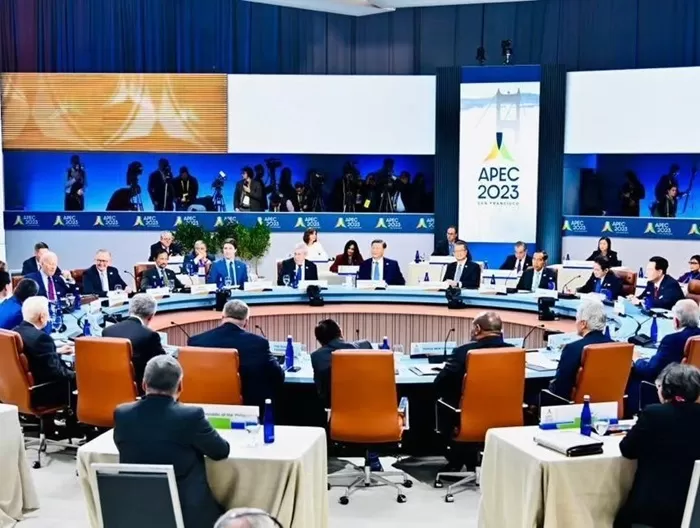 APEC Economic Leaders Retreat di Main Ballroom, Moscone Center, San Fransisco. (Foto: Dok. Joko Widodo)