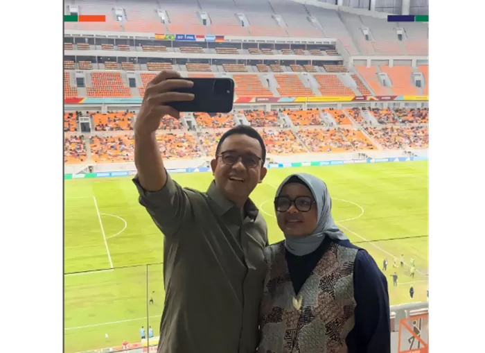 Anies Baswedan dan istri di IJS menyaksikan pertandingan Brasil VS Argentina. (Foto: Tangkap layar Instagram @aniesbaswedan)