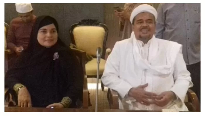 Syarifah Fadlun bersama Habib Rizieq Shihab. (Foto: Twitter @ojo_dumel)